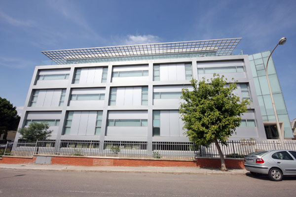 Muro Cortina con Serigrafia, Ventanas de Aluminio, Forros de Alucobond y Otros